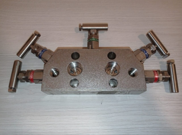 New Rosemount C305131124-0000 5-Valve Coplanar Manifold for Transmitter